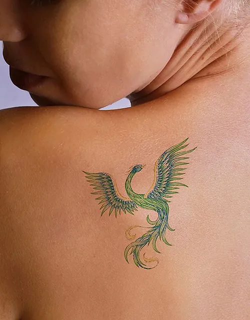 tatuering drake på axel